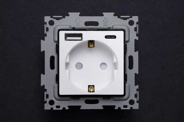 Розетка CGSS 1-я с з/к USB и TYPE C белая GL-W160A-USB-TC-WCG Розетка CGSS 1-я с з/к USB и TYPE C белая GL-W160A-USB-TC-WCG