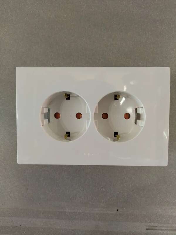 Розетка Legrand Anam 2-ая с з/к белая 852032 горизонтальная Розетка Legrand Anam 2-ая с з/к белая 852032 горизонтальная
